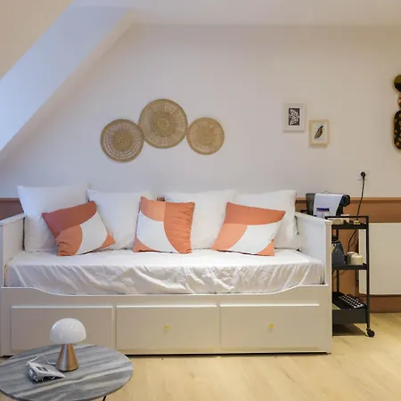 Hotel Le Logis D'origine. Marly-le-Roi